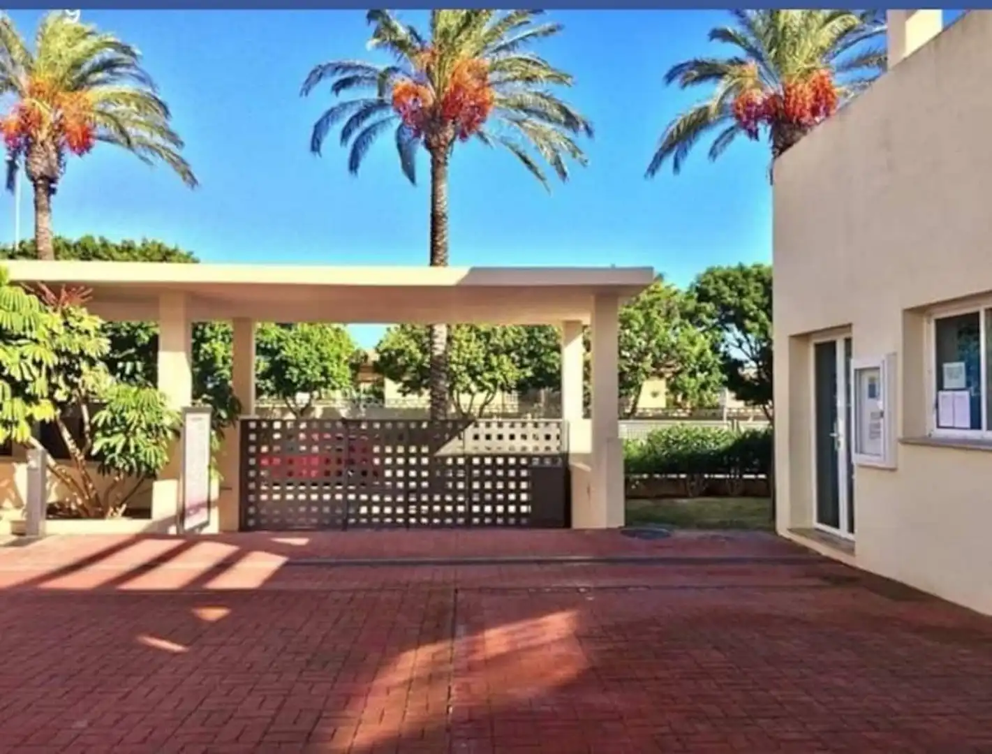 Apartament de lloguer a Avenida Ciudad de Cádiz, 12, El Sabinar – Urbanizaciones – Las Marinas – Playa Serena Vista exterior de Apartament de lloguer en Roquetas de Mar amb Aire condicionat, Calefacció i Jardí privat