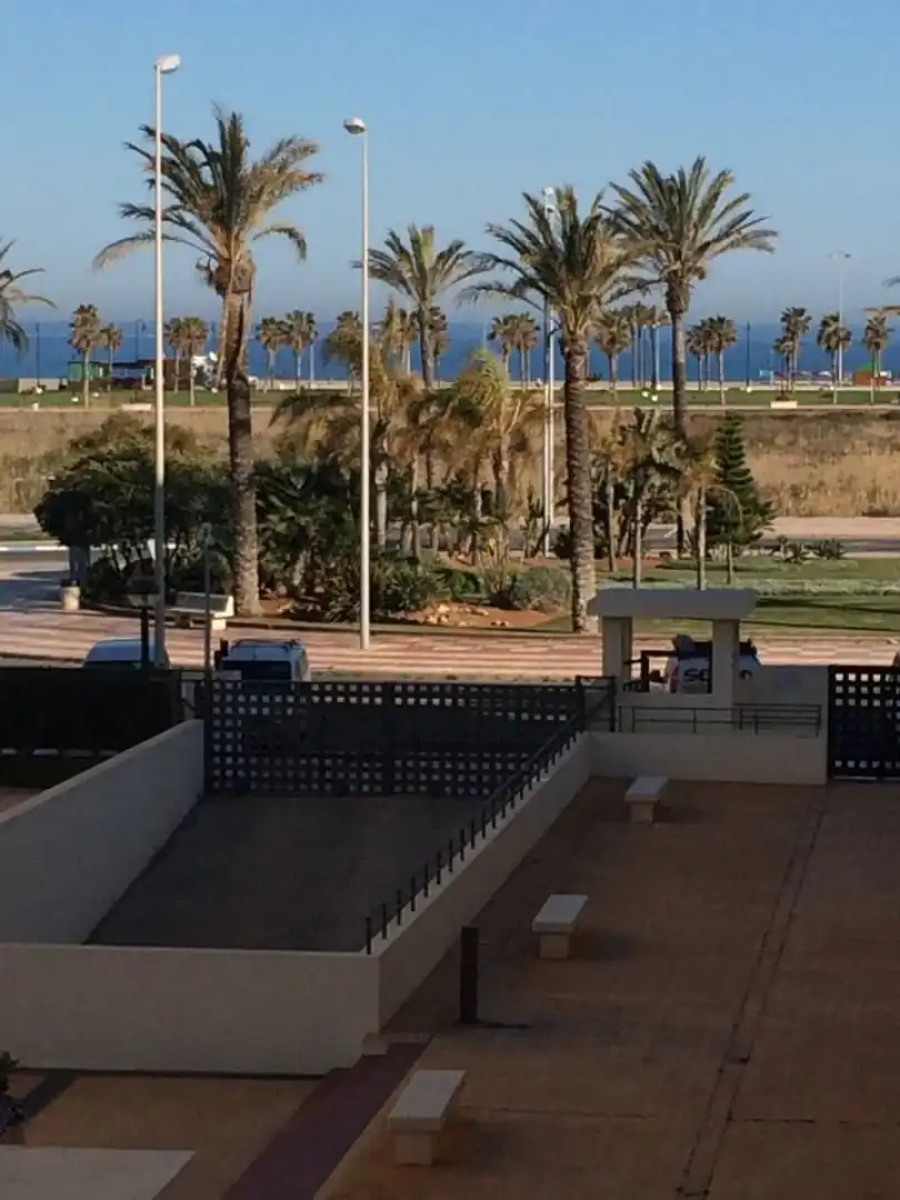 Apartament de lloguer a Avenida Ciudad de Cádiz, 12, El Sabinar – Urbanizaciones – Las Marinas – Playa Serena Vista exterior de Apartament de lloguer en Roquetas de Mar amb Aire condicionat, Calefacció i Jardí privat