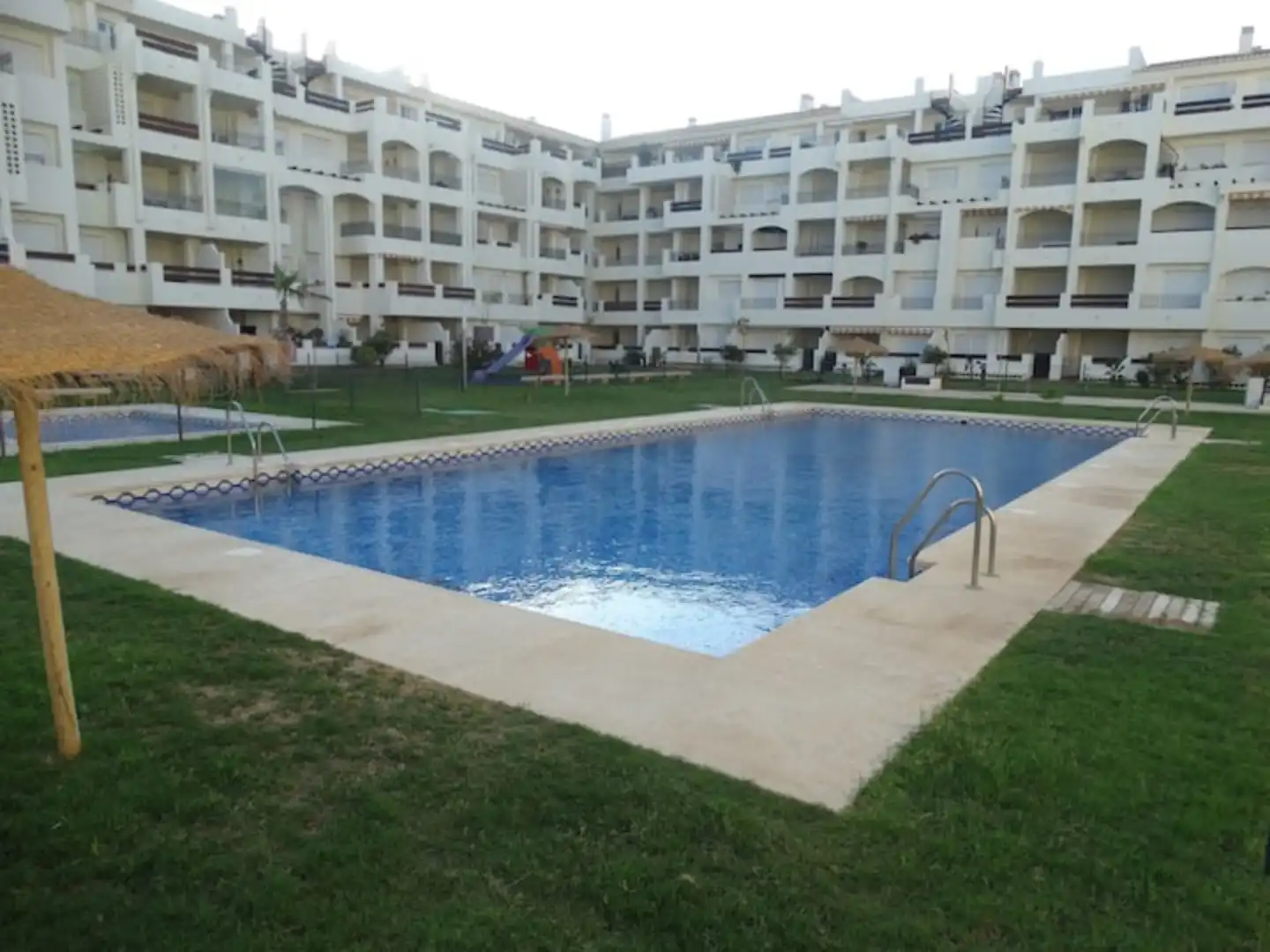 Apartament de lloguer a Avenida Ciudad de Cádiz, 12, El Sabinar – Urbanizaciones – Las Marinas – Playa Serena Piscina de Apartament de lloguer en Roquetas de Mar amb Aire condicionat, Calefacció i Jardí privat