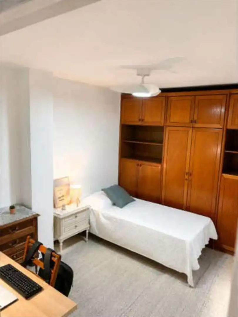 Piso de alquiler en La Calzada - La Florida Habitación de Piso de alquiler en Sevilla con Terraza, Amueblado y Se aceptan mascotas