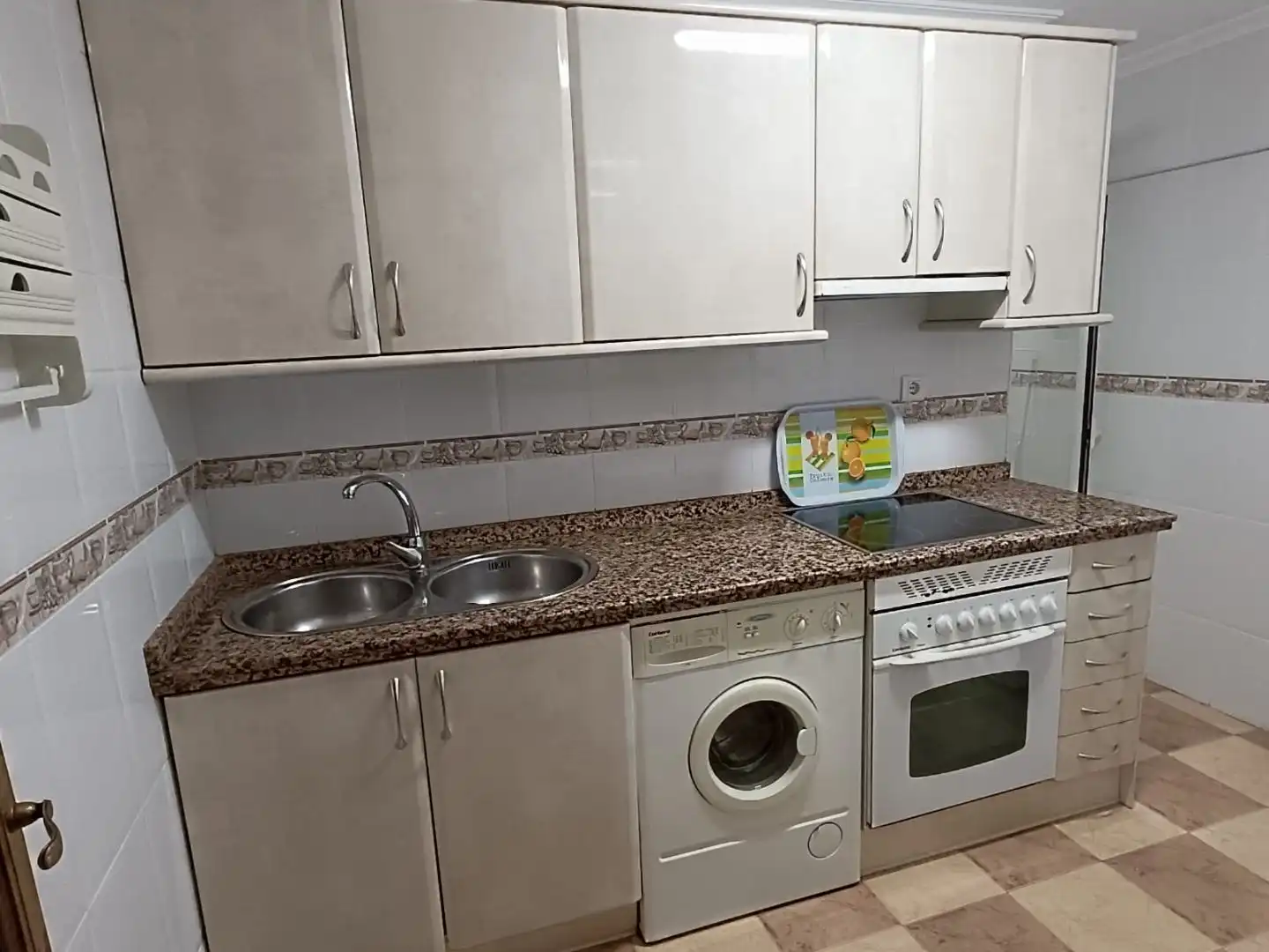 Flat for rent in Calle Galileo, 12, Garrido Sur Kitchen of Flat for rent in Salamanca Capital with Balcony