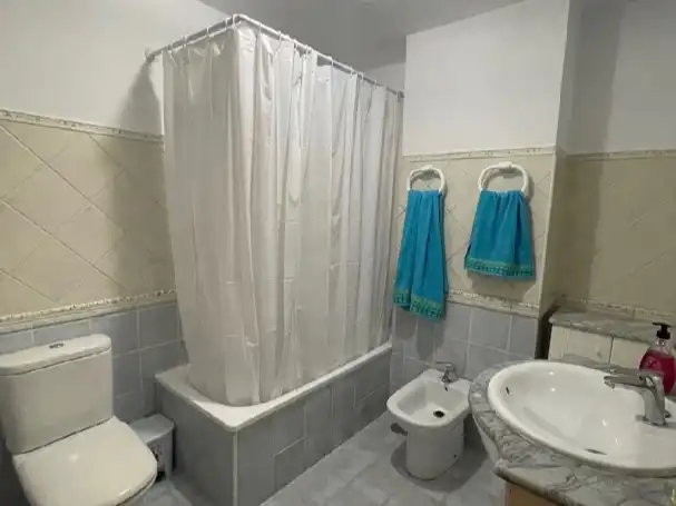Piso en venta en Plaza Tercio de Flandes, 4, El Carmen Baño de Piso en venta en San Fernando con Trastero y Amueblado