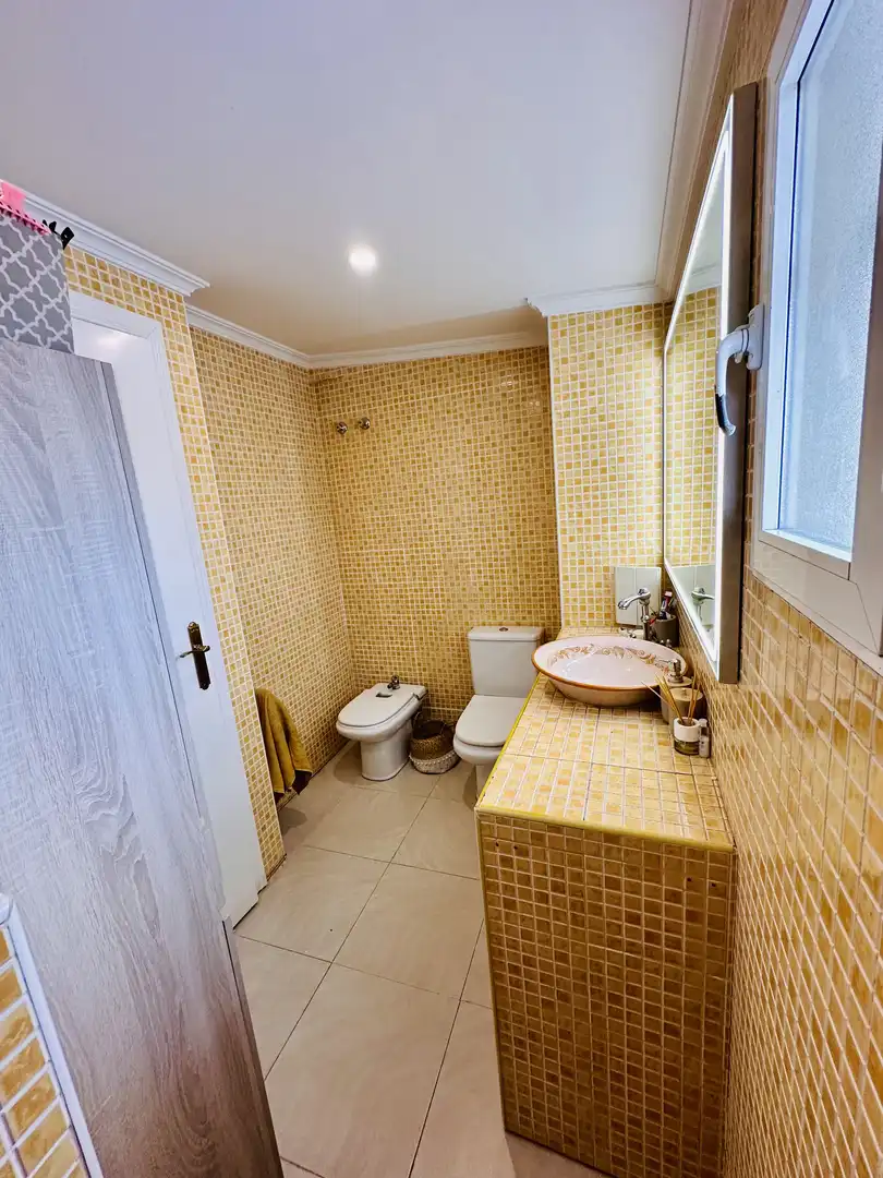 Wohnung zum Verkauf in Calle Adamaditas, 4, Centro Ciudad Badezimmer von Wohnung zum Verkauf in Plasencia mit Klimaanlage und Terrasse