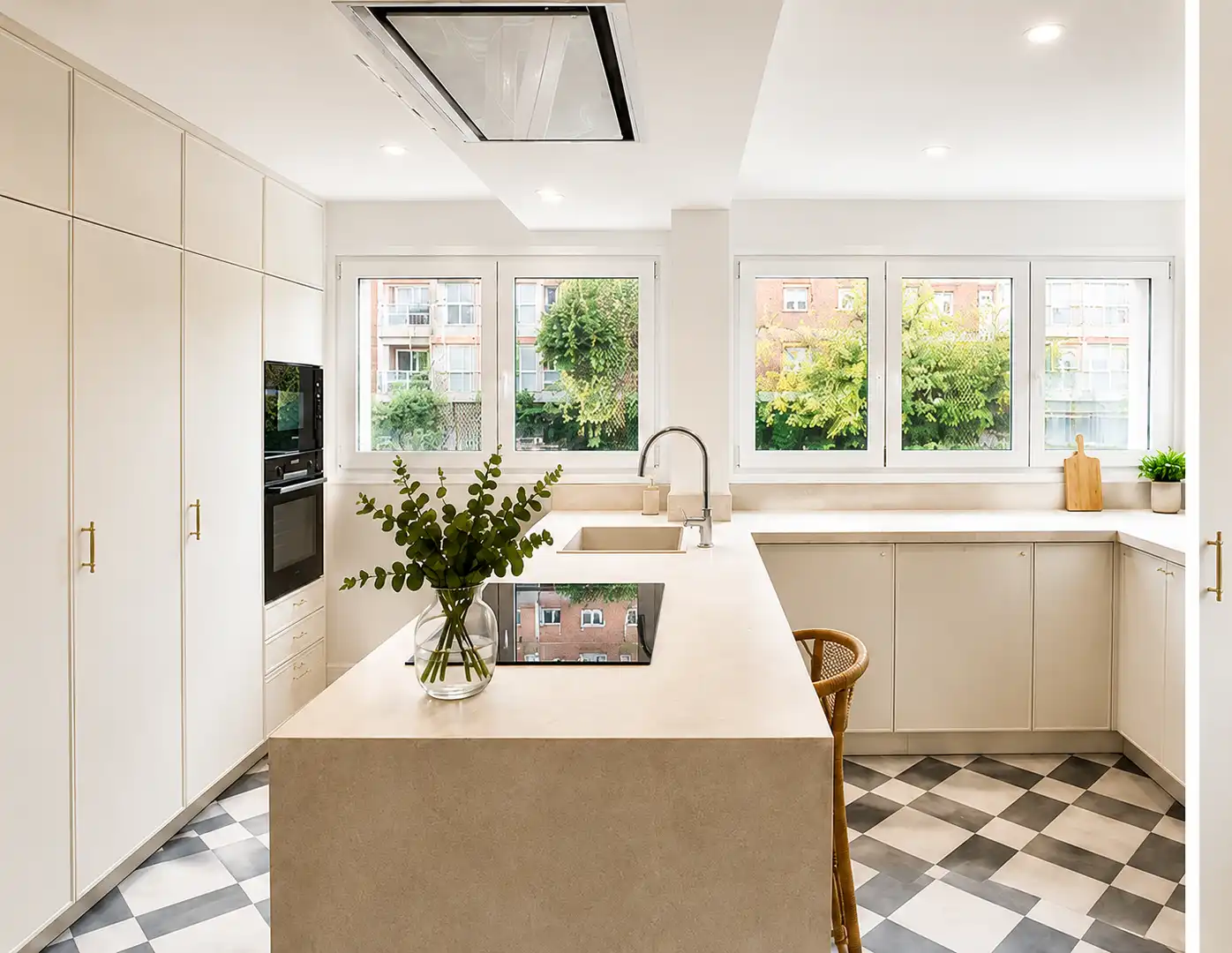 Piso en venta en Calle Doctor Pedro de Castro, 5, Parque María Luisa -Giralda Sur Cocina de Piso en venta en Sevilla con Aire acondicionado, Calefacción y Jardín privado
