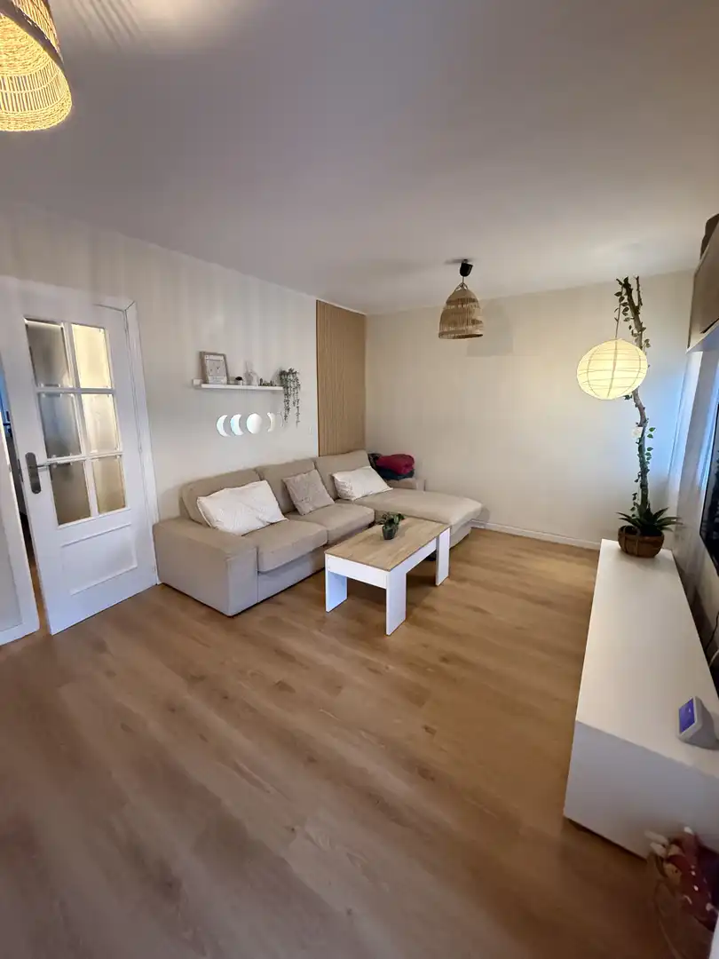 Piso en venta en Avenida Ciudad de Chiva, 23, Parque Alcosa Sala de estar de Piso en venta en Sevilla Capital con Aire acondicionado y Terraza