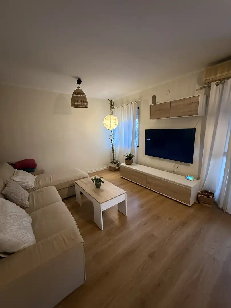 Piso en venta en Avenida Ciudad de Chiva, 23, Parque Alcosa Sala de estar de Piso en venta en Sevilla Capital con Aire acondicionado y Terraza