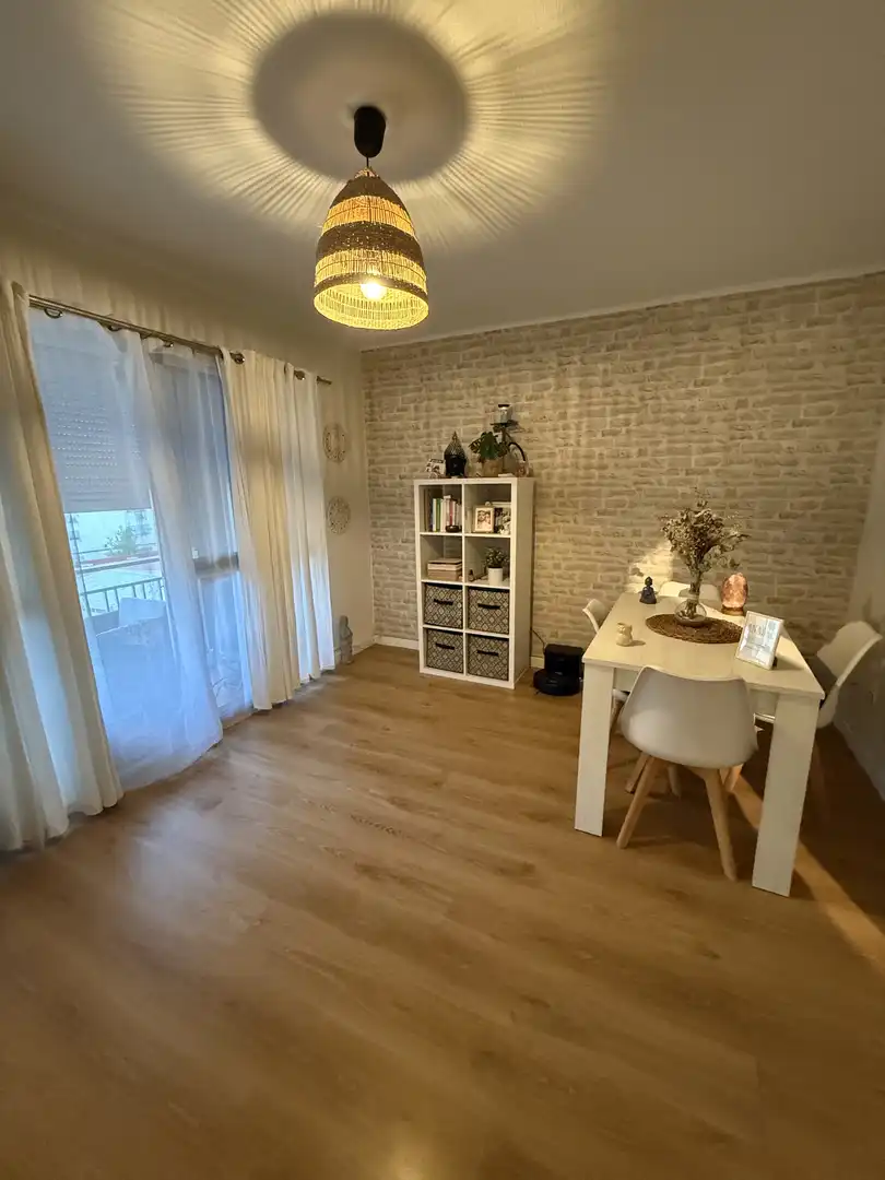Piso en venta en Avenida Ciudad de Chiva, 23, Parque Alcosa Comedor de Piso en venta en Sevilla Capital con Aire acondicionado y Terraza
