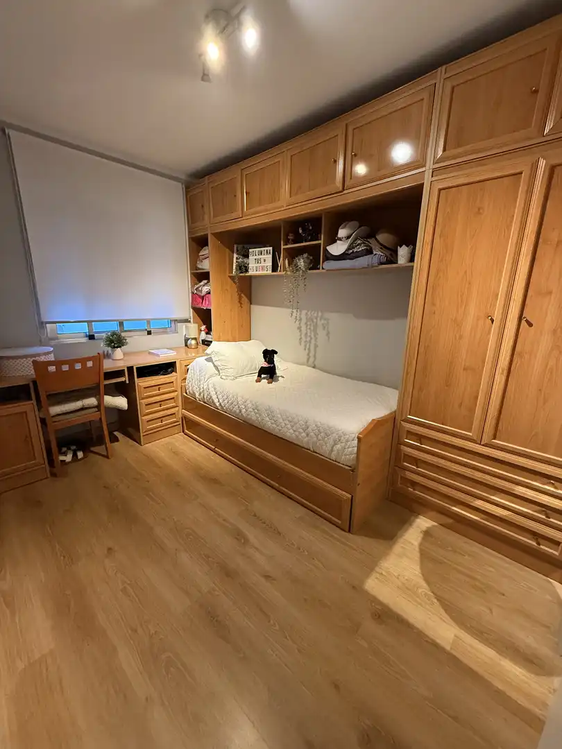 Piso en venta en Avenida Ciudad de Chiva, 23, Parque Alcosa Habitación de Piso en venta en Sevilla Capital con Aire acondicionado y Terraza