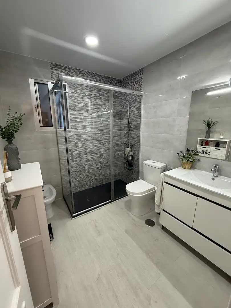 Piso en venta en Avenida Ciudad de Chiva, 23, Parque Alcosa Baño de Piso en venta en Sevilla Capital con Aire acondicionado y Terraza