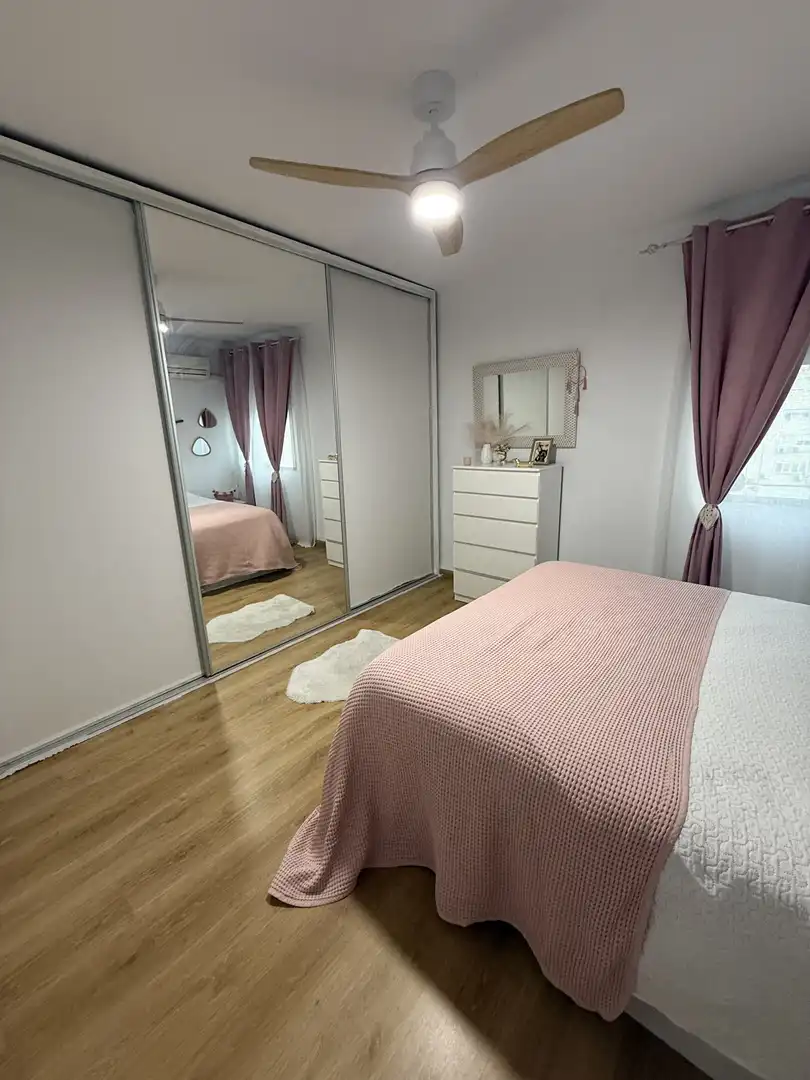 Piso en venta en Avenida Ciudad de Chiva, 23, Parque Alcosa Habitación de Piso en venta en Sevilla Capital con Aire acondicionado y Terraza