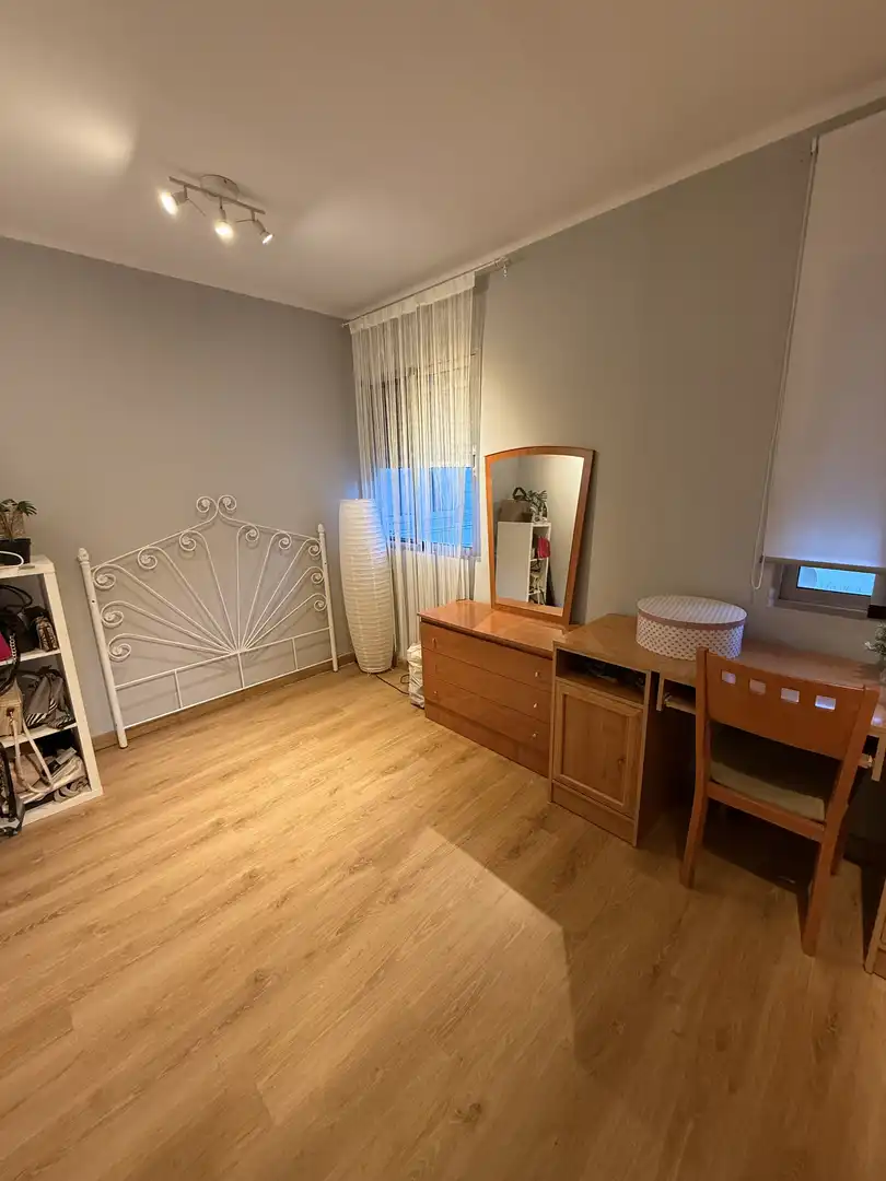 Piso en venta en Avenida Ciudad de Chiva, 23, Parque Alcosa Habitación de Piso en venta en Sevilla Capital con Aire acondicionado y Terraza