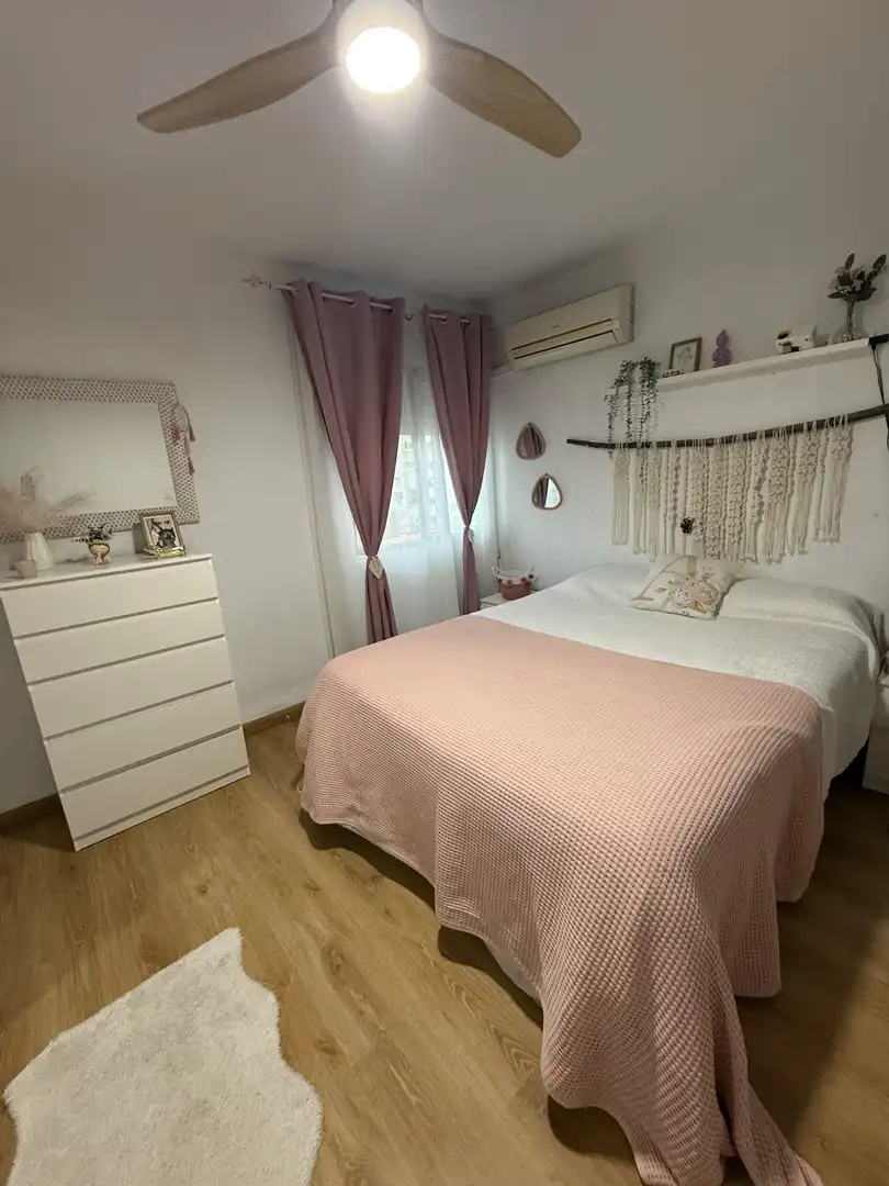 Piso en venta en Avenida Ciudad de Chiva, 23, Parque Alcosa Habitación de Piso en venta en Sevilla Capital con Aire acondicionado y Terraza