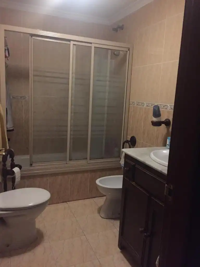 Wohnung zum Verkauf in Calle Sierra de Tentudía, Norte Badezimmer von Wohnung zum Verkauf in Mérida mit Privatgarten und Möbliert