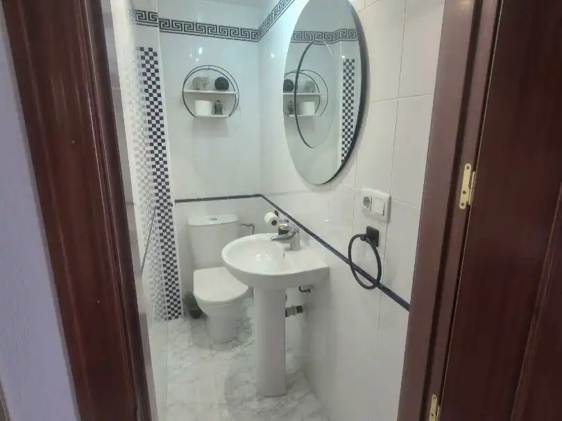 Piso en venta en Avenida General López Domínguez, 4, Los Jardines de Marbella - La Ermita Baño de Piso en venta en Marbella con Aire acondicionado, Jardín privado y Terraza