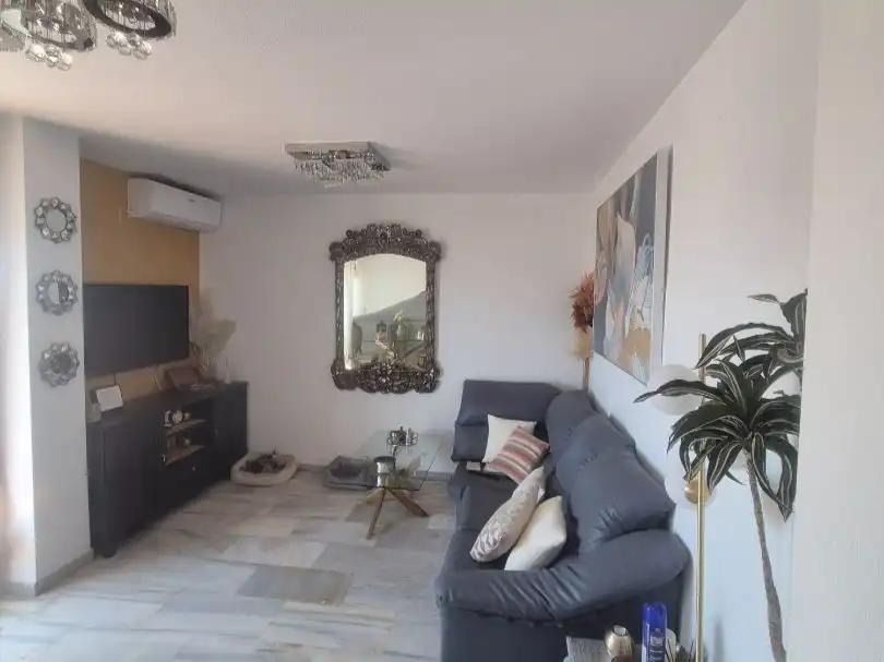 Piso en venta en Avenida General López Domínguez, 4, Los Jardines de Marbella - La Ermita Sala de estar de Piso en venta en Marbella con Aire acondicionado, Jardín privado y Terraza