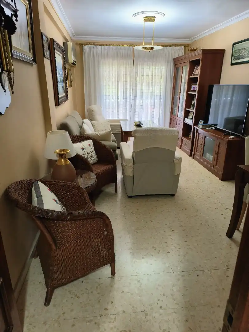 Pis en venda a Calle Doctor Antonio Herrera Carmona, 1, El Torrejón - El Cerezo Sala d'estar de Pis en venda en Sevilla amb Aire condicionat, Terrassa i Forn