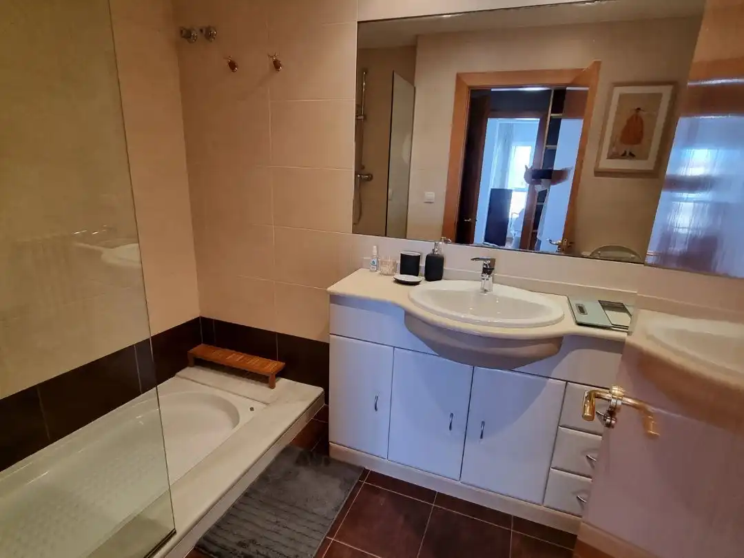Piso de alquiler en Calle Jovellanos, 1, Barrio del Centro Baño de Piso de alquiler en Gijón con Calefacción, Parquet y Amueblado