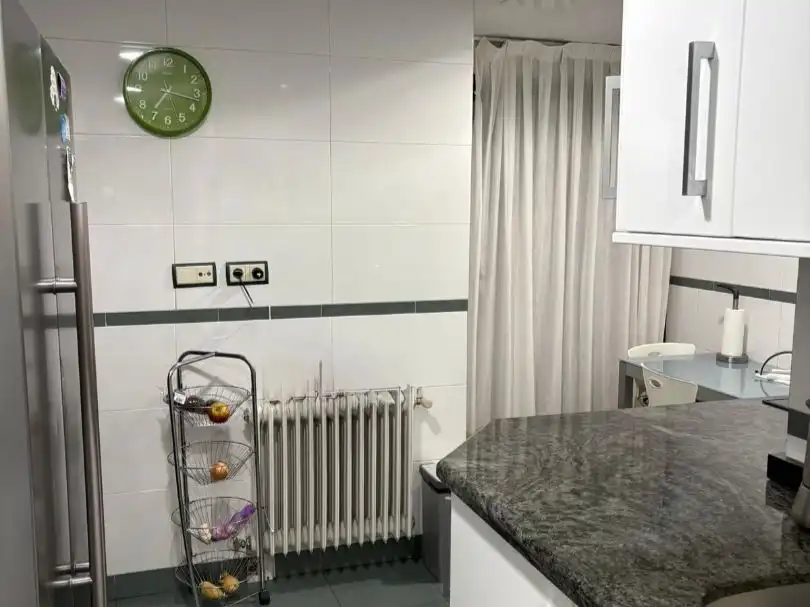 Piso en venta en Gran Vía de Hortaleza, 63, Pinar del Rey Cocina de Piso en venta en Madrid con Aire acondicionado, Calefacción y Parquet