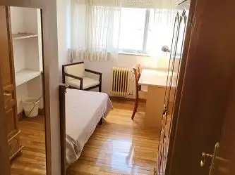 Room in Avenida de Salamanca, 13, Campus Norte - San Caetano Bedroom of Flat for share in Santiago de Compostela with Heating, Parquet flooring and Storage room