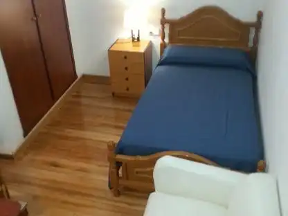 Room in Avenida de Salamanca, 13, Campus Norte - San Caetano Bedroom of Flat for share in Santiago de Compostela with Heating, Parquet flooring and Storage room