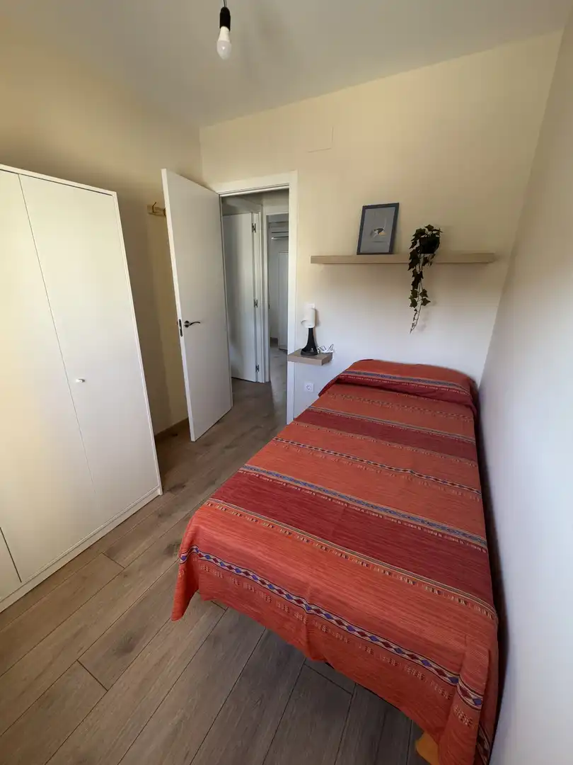 Pis de lloguer a Calle Juan de Astorga, 5, Doctor Barraquer - G. Renfe - Policlínico Dormitori de Pis de lloguer en Sevilla Capital amb Aire condicionat, Terrassa i Balcó
