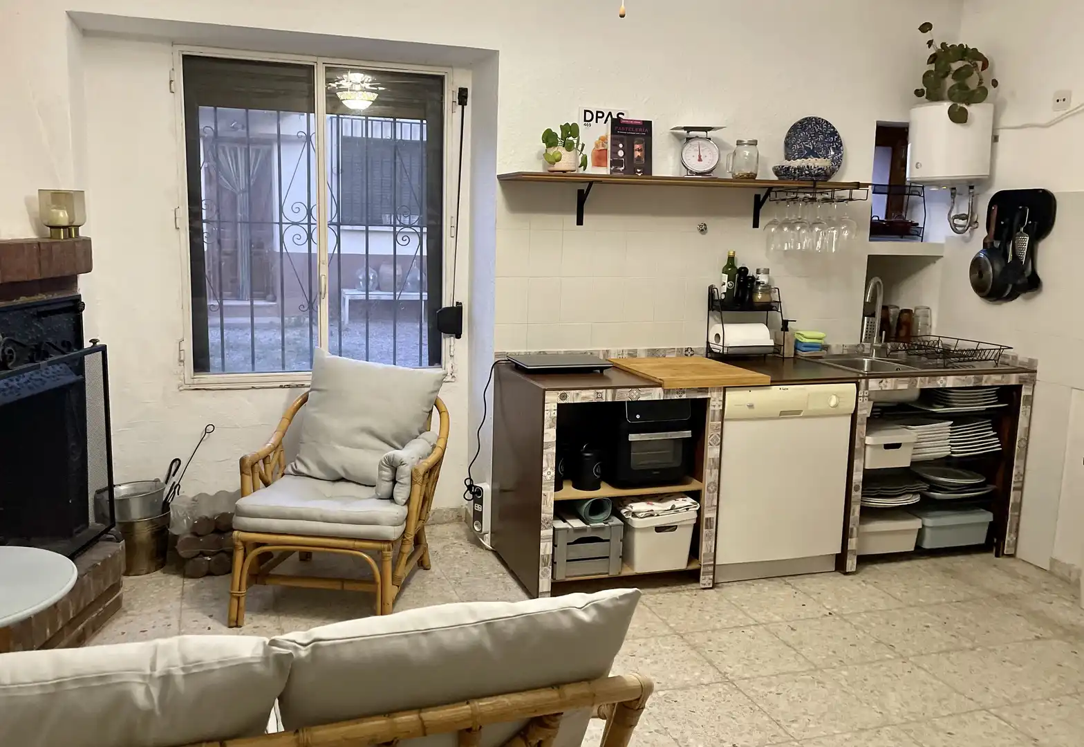 Cuina de Casa o xalet en venda en Alesón amb Calefacció, Jardí privat i Terrassa