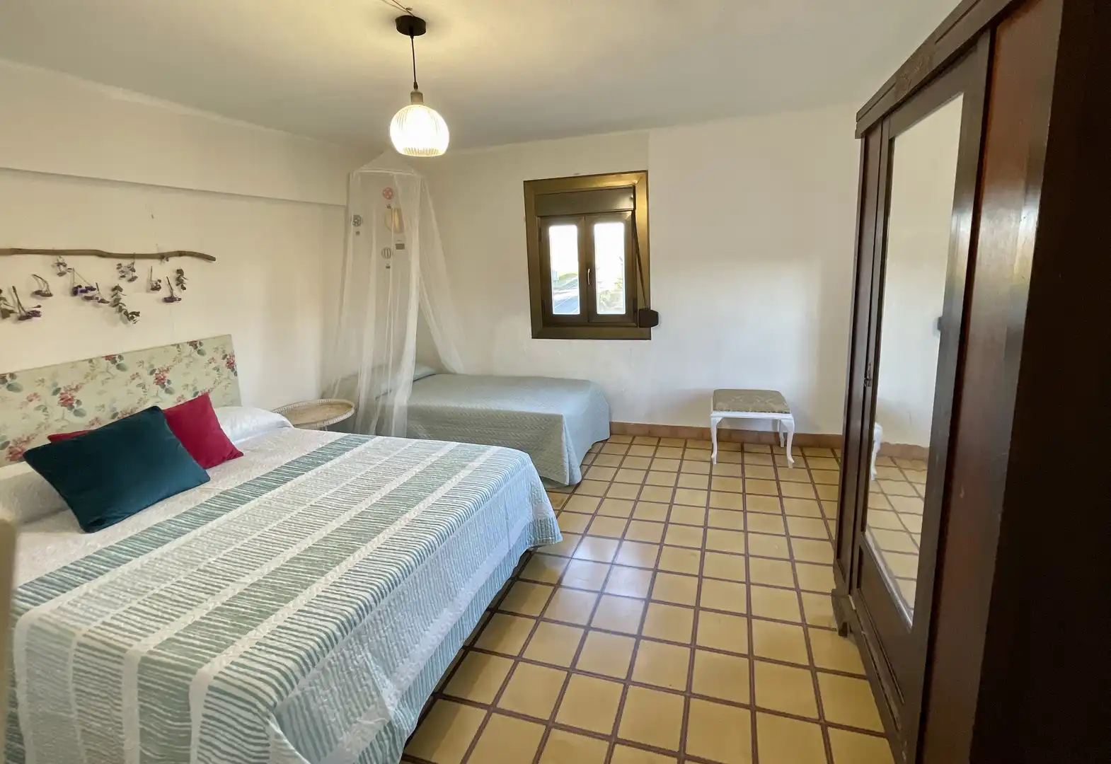 Dormitori de Casa o xalet en venda en Alesón amb Calefacció, Jardí privat i Terrassa