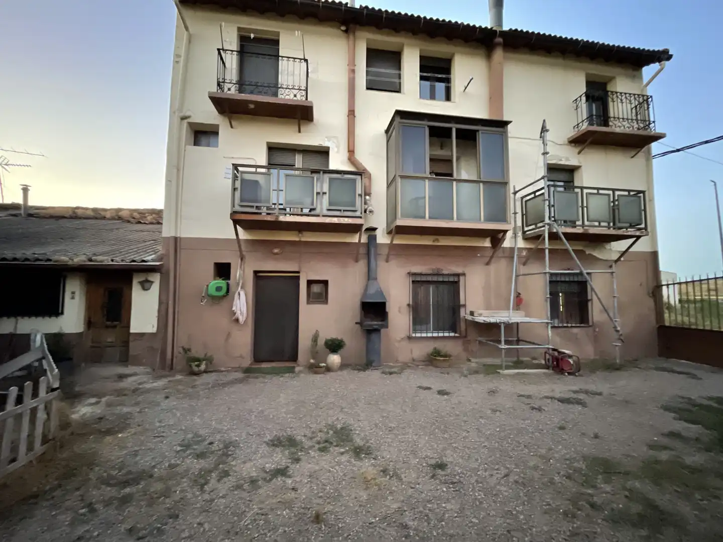 Vista exterior de Casa o xalet en venda en Alesón amb Calefacció, Jardí privat i Terrassa