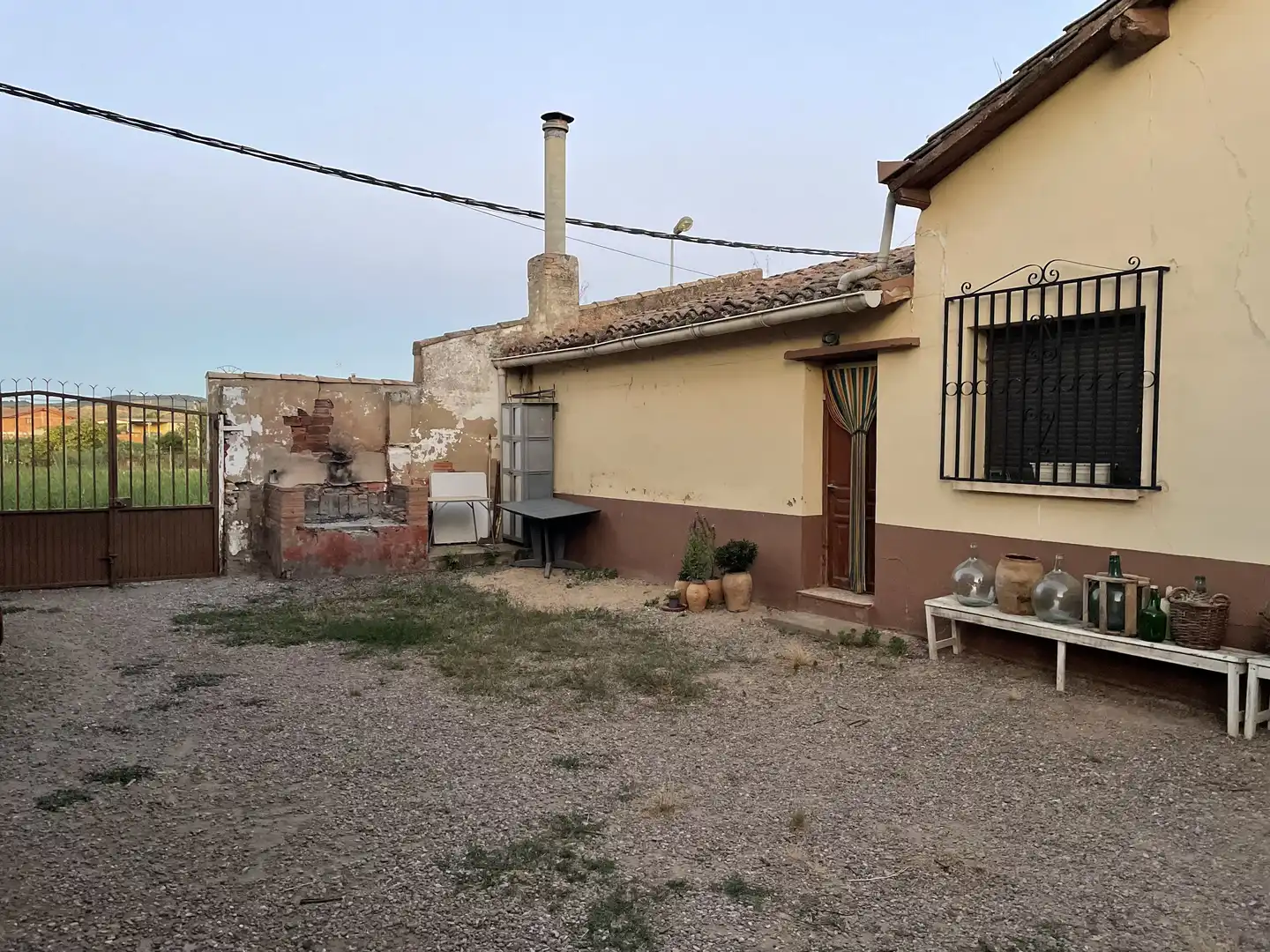 Vista exterior de Casa o xalet en venda en Alesón amb Calefacció, Jardí privat i Terrassa