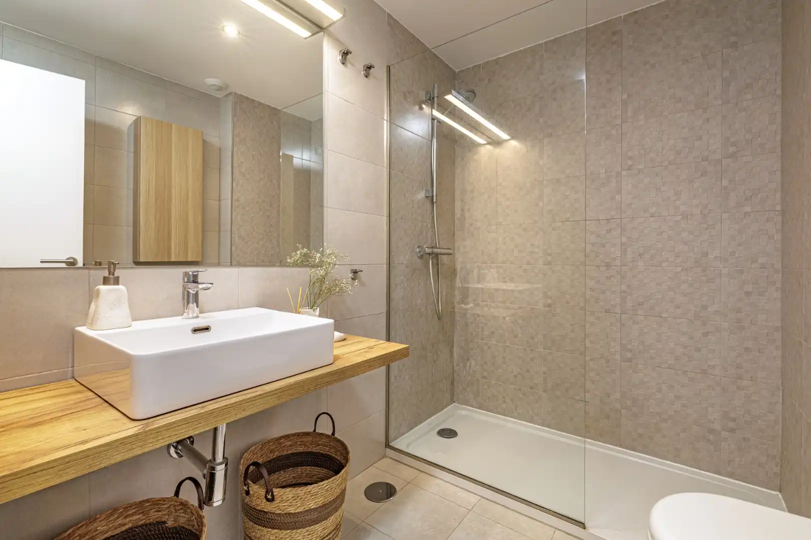 Wohnung zum Verkauf in Calle Policía Nacional, 11, Parque Central Badezimmer von Wohnung zum Verkauf in Estepona mit Privatgarten, Terrasse und Möbliert