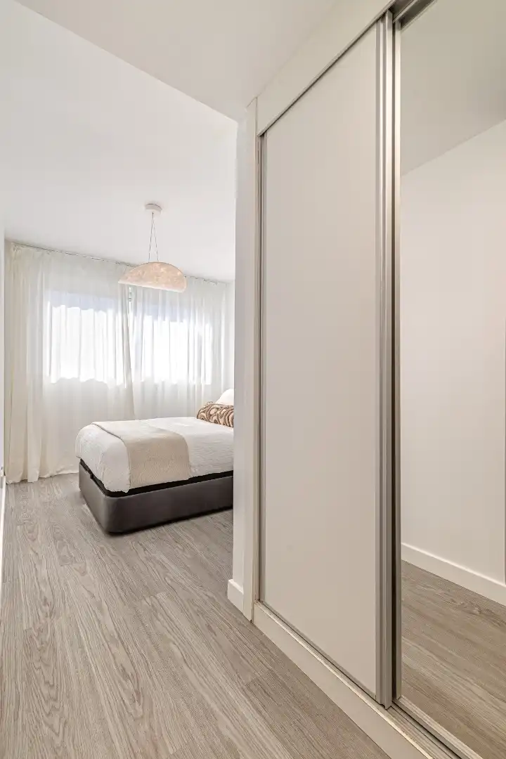 Wohnung zum Verkauf in Calle Policía Nacional, 11, Parque Central Schlafzimmer von Wohnung zum Verkauf in Estepona mit Privatgarten, Terrasse und Möbliert