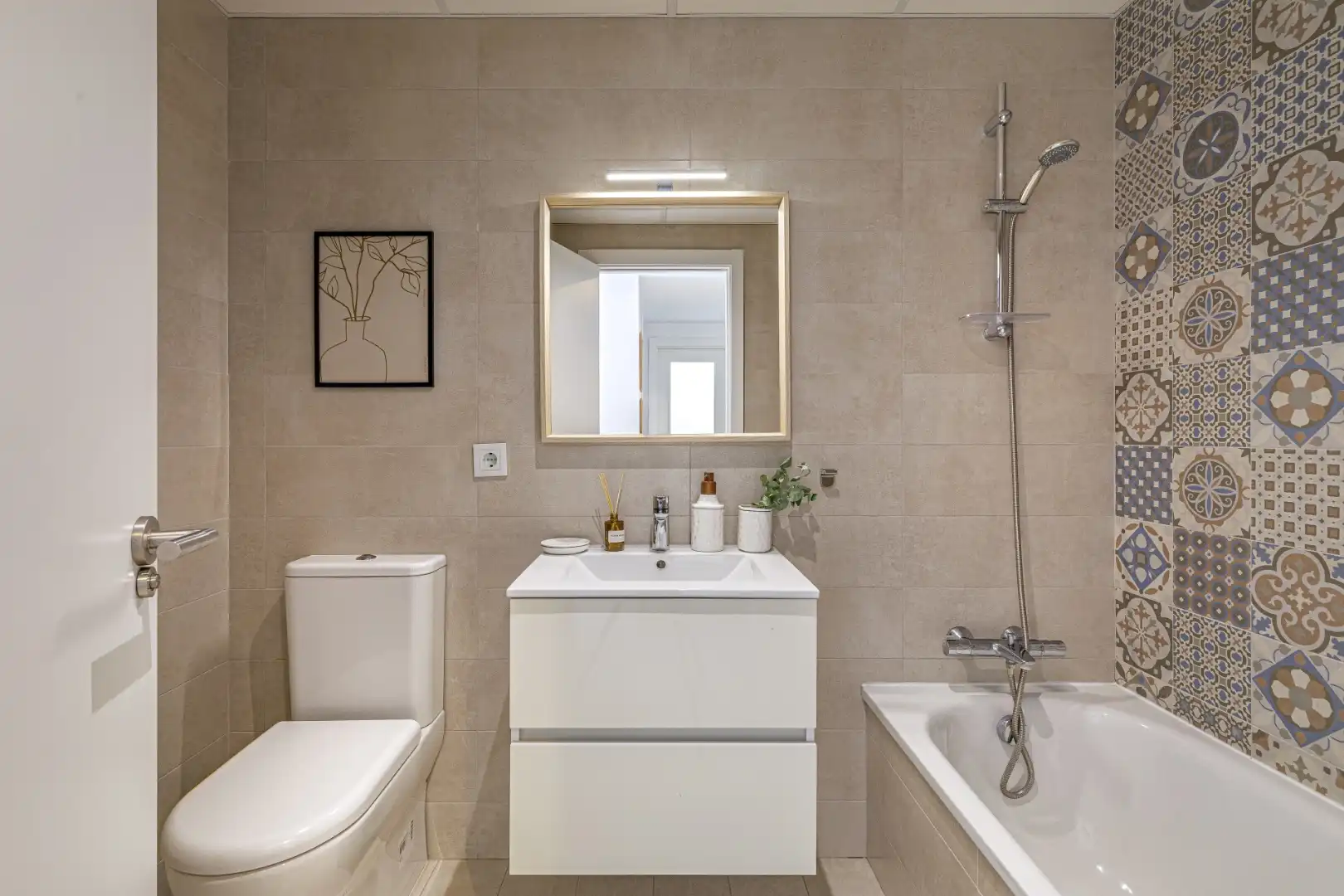 Wohnung zum Verkauf in Calle Policía Nacional, 11, Parque Central Badezimmer von Wohnung zum Verkauf in Estepona mit Privatgarten, Terrasse und Möbliert