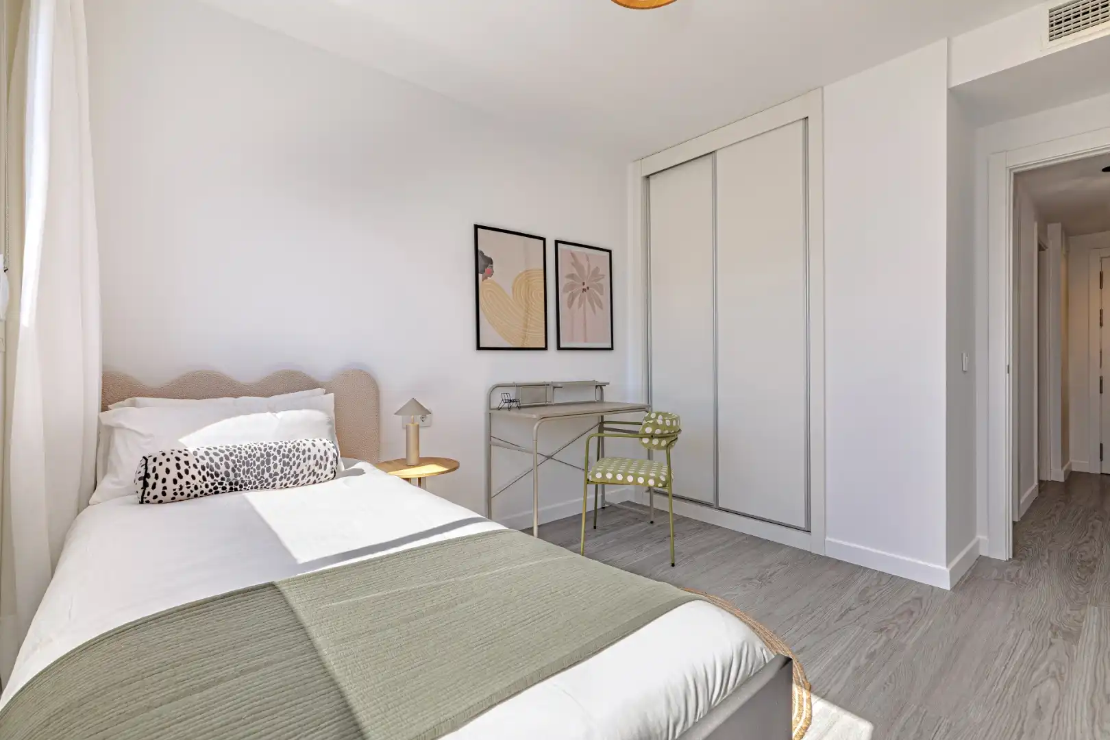 Wohnung zum Verkauf in Calle Policía Nacional, 11, Parque Central Schlafzimmer von Wohnung zum Verkauf in Estepona mit Privatgarten, Terrasse und Möbliert