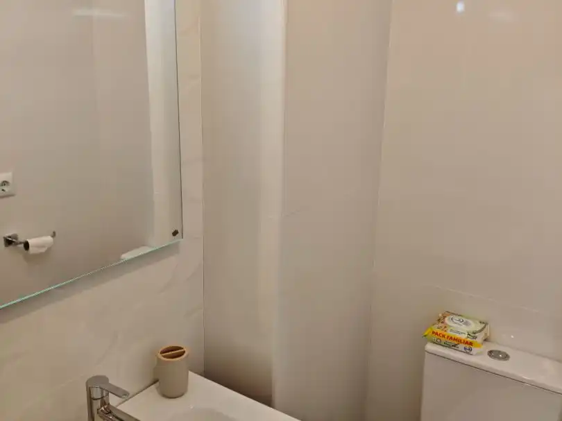 Habitación en Calle Lesaca, 44, Orcasitas Baño de Piso para compartir en Madrid con Calefacción, Terraza y Amueblado