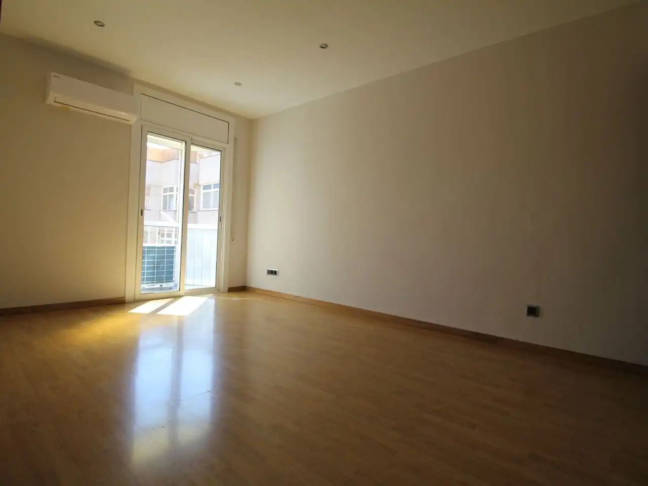 Piso de alquiler en Carrer de Ventura Plaja, 39, Sants-Badal Sala de estar de Piso de alquiler en Barcelona Capital con Aire acondicionado y Balcón