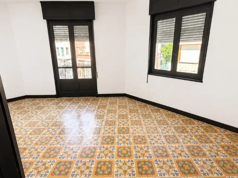 Wohnung zum Verkauf in San Martín del Rey Aurelio mit Terrasse, Abstellraum und Balkon