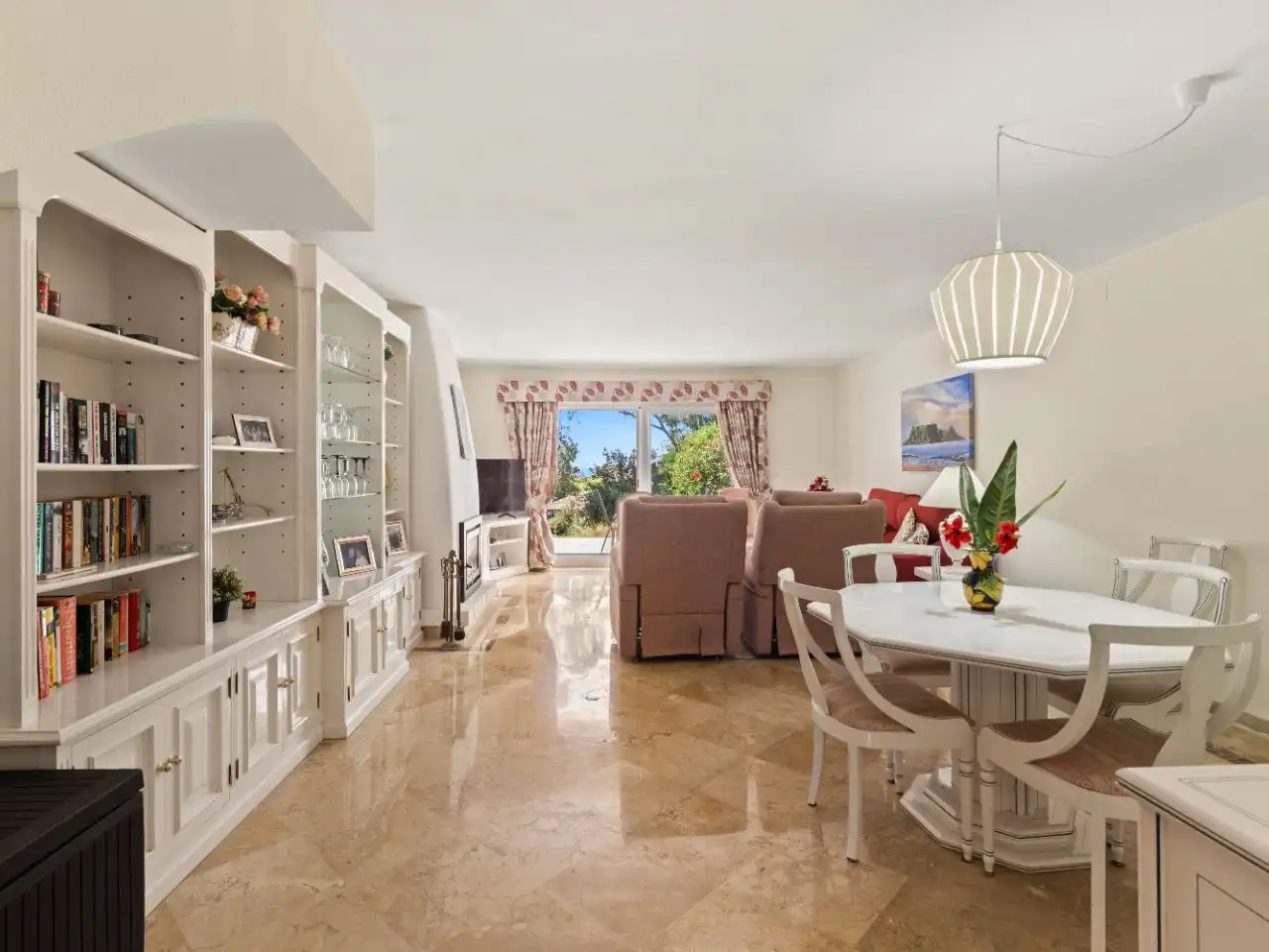 Piso en venta en Calle Rafael Alberti, 6, Nueva Atalaya Sala de estar de Piso en venta en Estepona con Aire acondicionado, Terraza y Piscina