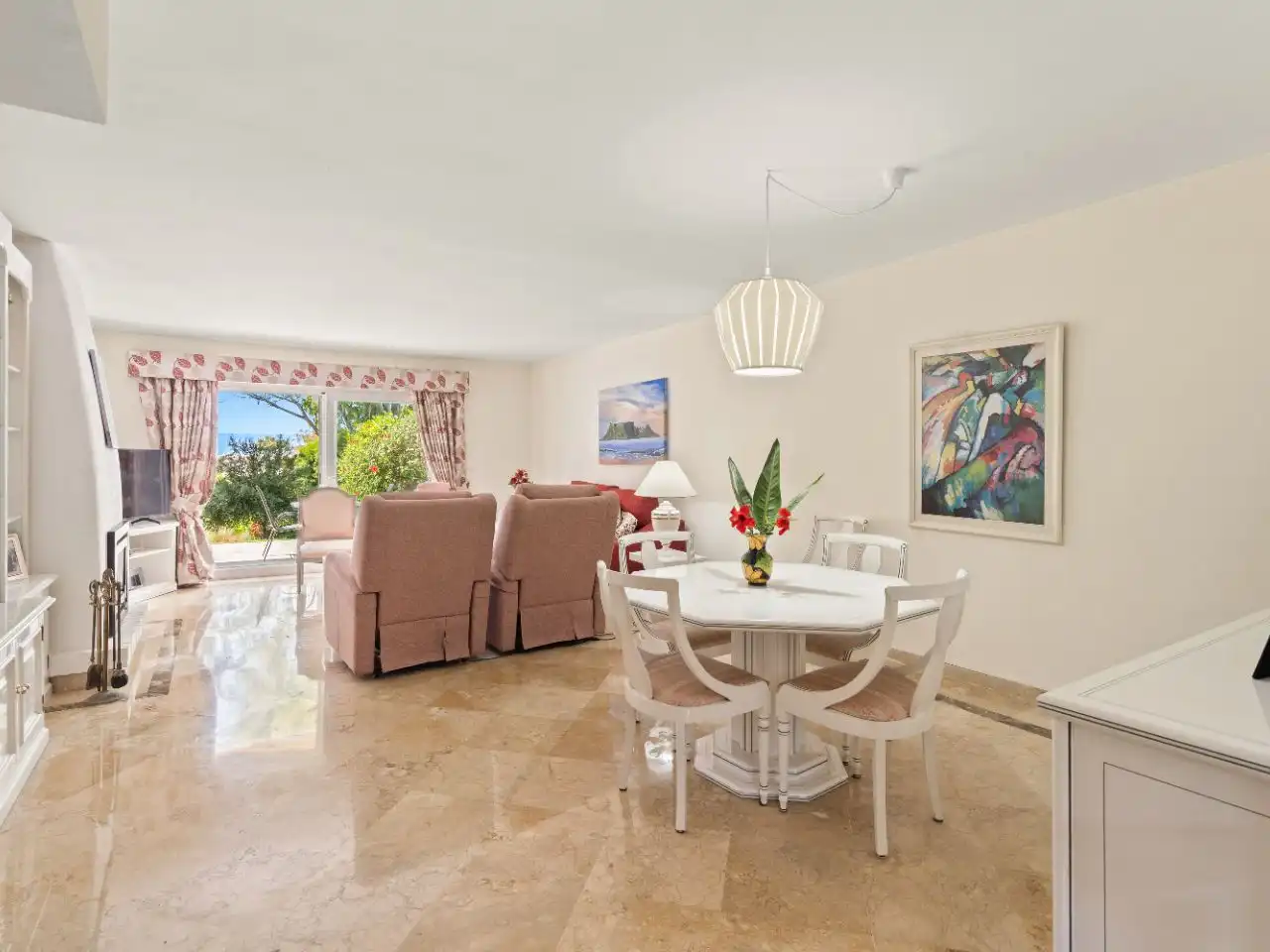 Piso en venta en Calle Rafael Alberti, 6, Nueva Atalaya Comedor de Piso en venta en Estepona con Aire acondicionado, Terraza y Piscina