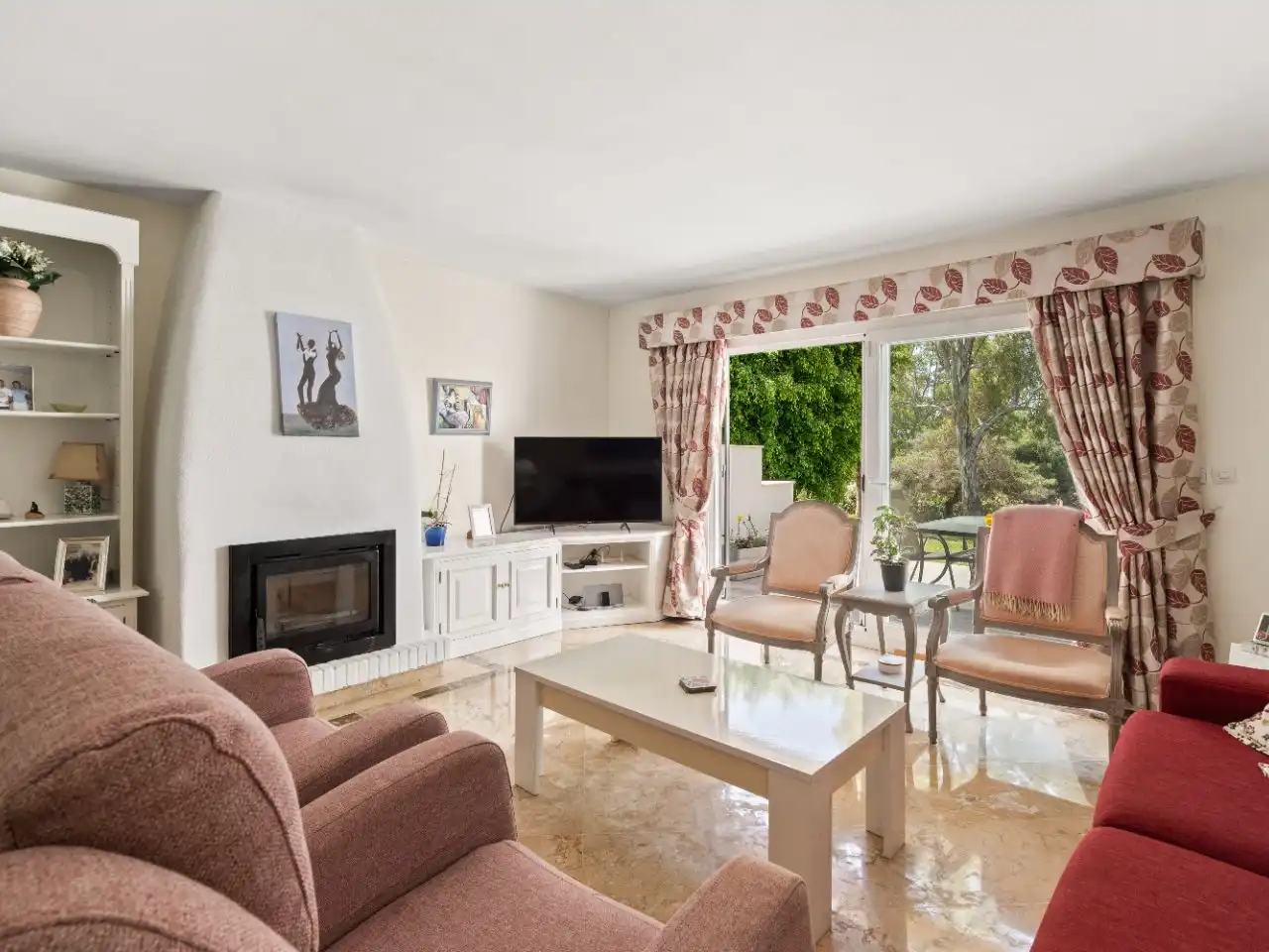 Piso en venta en Calle Rafael Alberti, 6, Nueva Atalaya Sala de estar de Piso en venta en Estepona con Aire acondicionado, Terraza y Piscina
