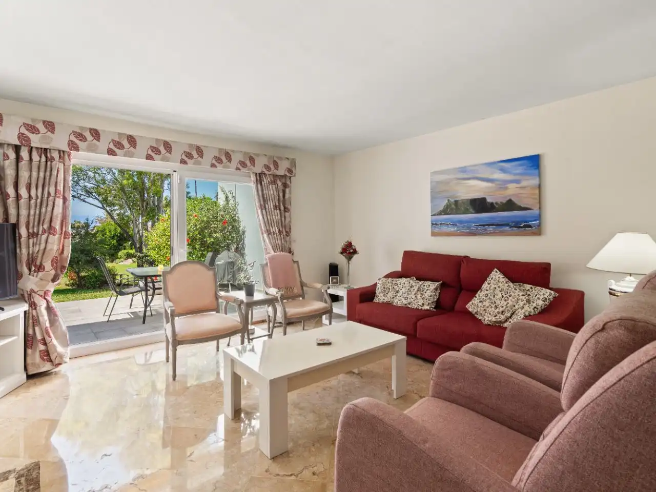 Piso en venta en Calle Rafael Alberti, 6, Nueva Atalaya Sala de estar de Piso en venta en Estepona con Aire acondicionado, Terraza y Piscina