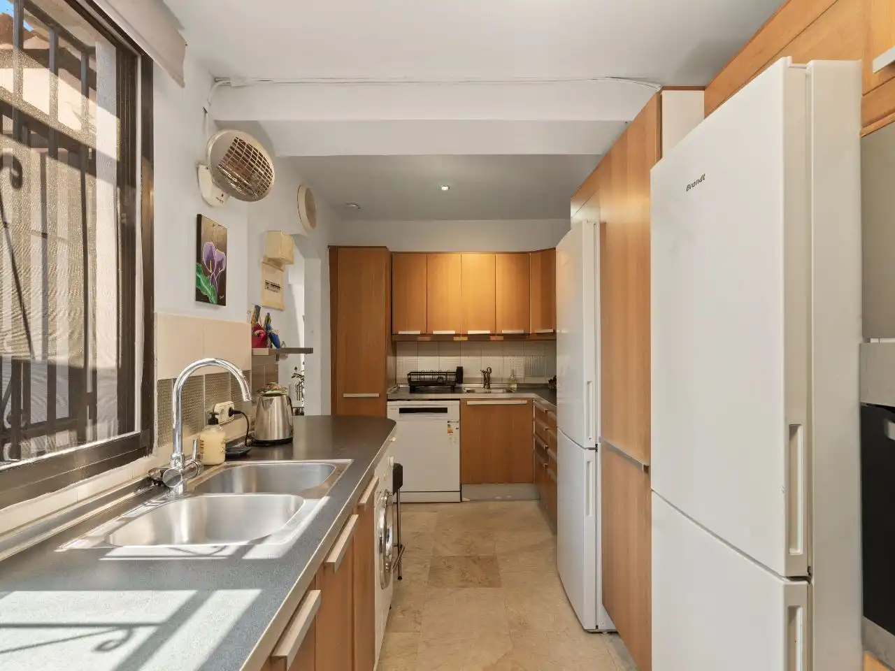 Piso en venta en Calle Rafael Alberti, 6, Nueva Atalaya Cocina de Piso en venta en Estepona con Aire acondicionado, Terraza y Piscina
