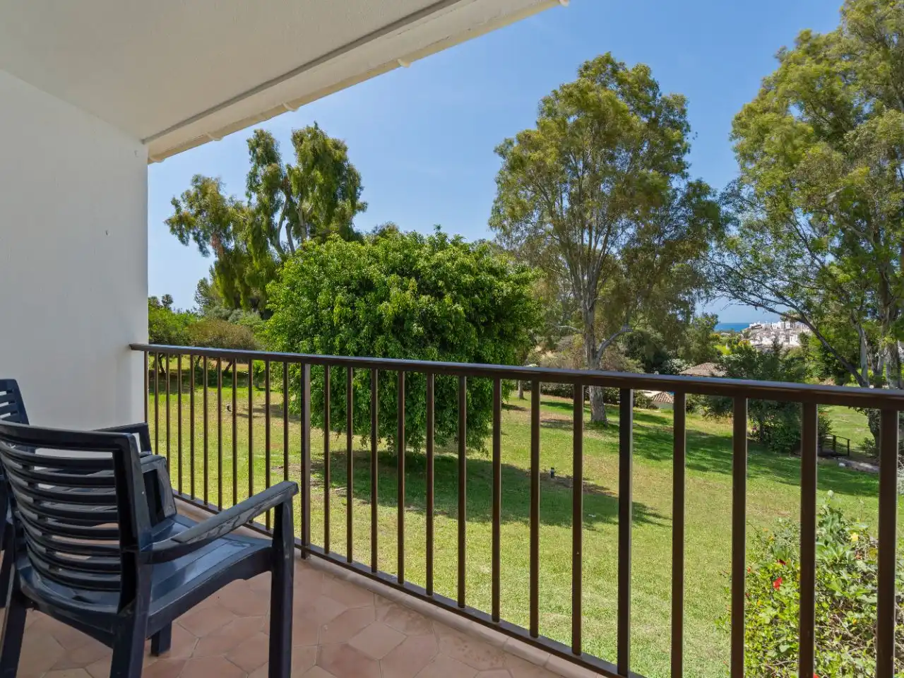 Piso en venta en Calle Rafael Alberti, 6, Nueva Atalaya Terraza de Piso en venta en Estepona con Aire acondicionado, Terraza y Piscina