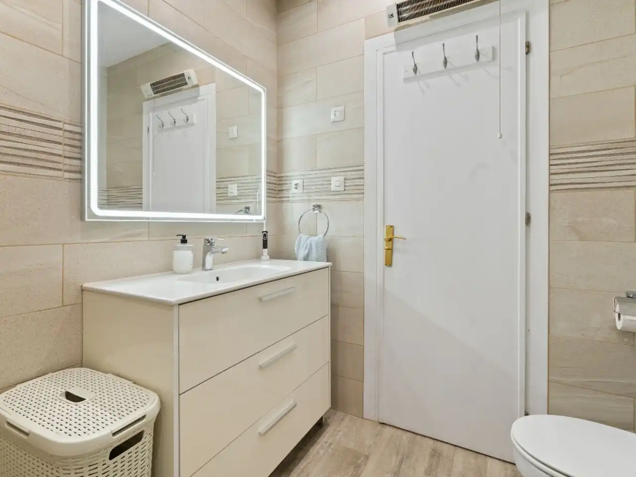 Piso en venta en Calle Rafael Alberti, 6, Nueva Atalaya Baño de Piso en venta en Estepona con Aire acondicionado, Terraza y Piscina