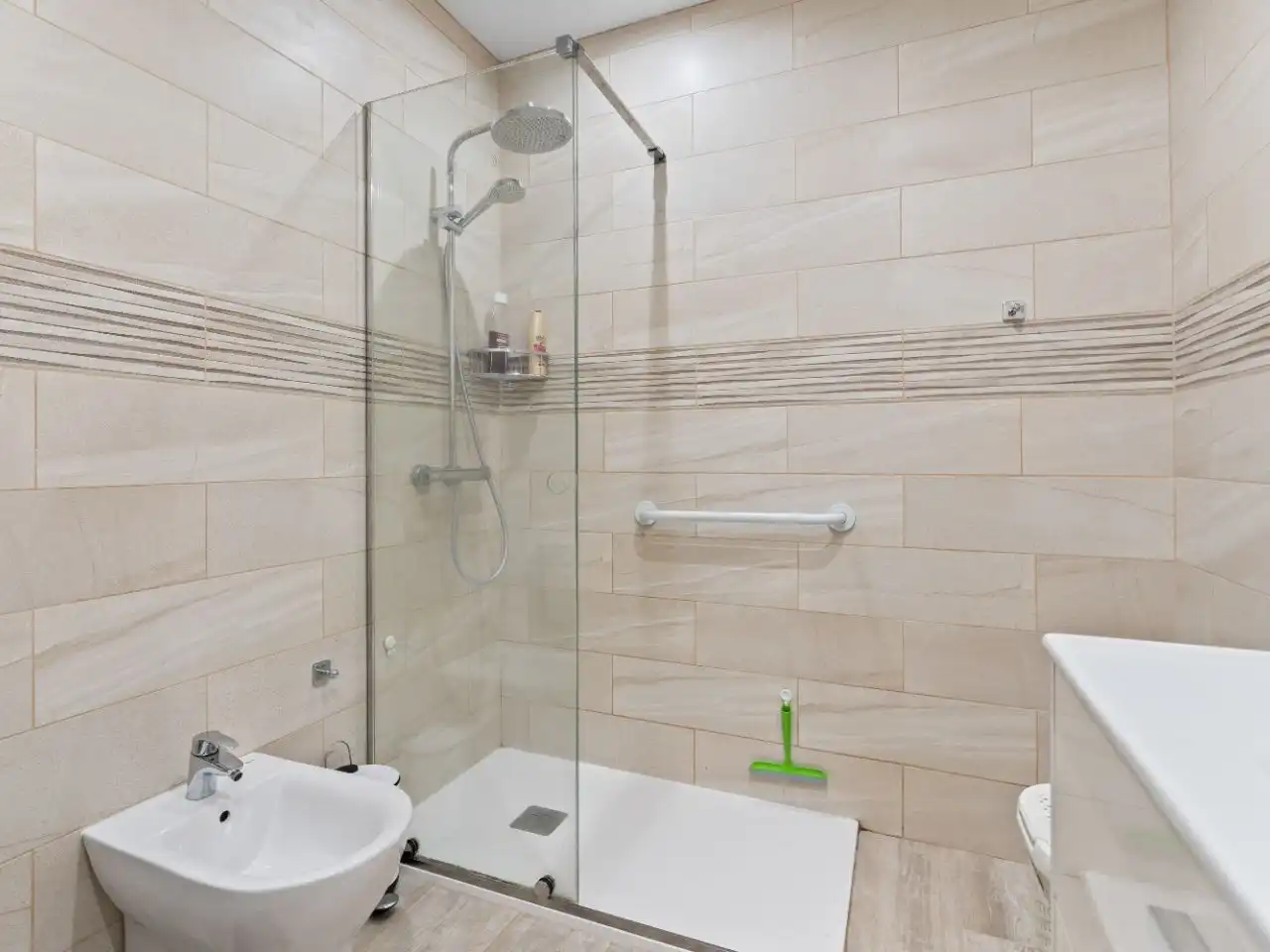 Piso en venta en Calle Rafael Alberti, 6, Nueva Atalaya Baño de Piso en venta en Estepona con Aire acondicionado, Terraza y Piscina