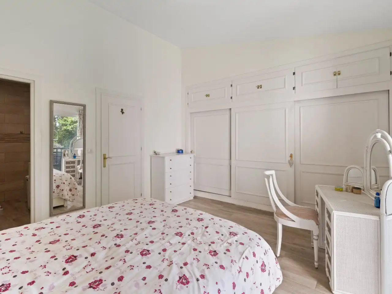 Piso en venta en Calle Rafael Alberti, 6, Nueva Atalaya Habitación de Piso en venta en Estepona con Aire acondicionado, Terraza y Piscina