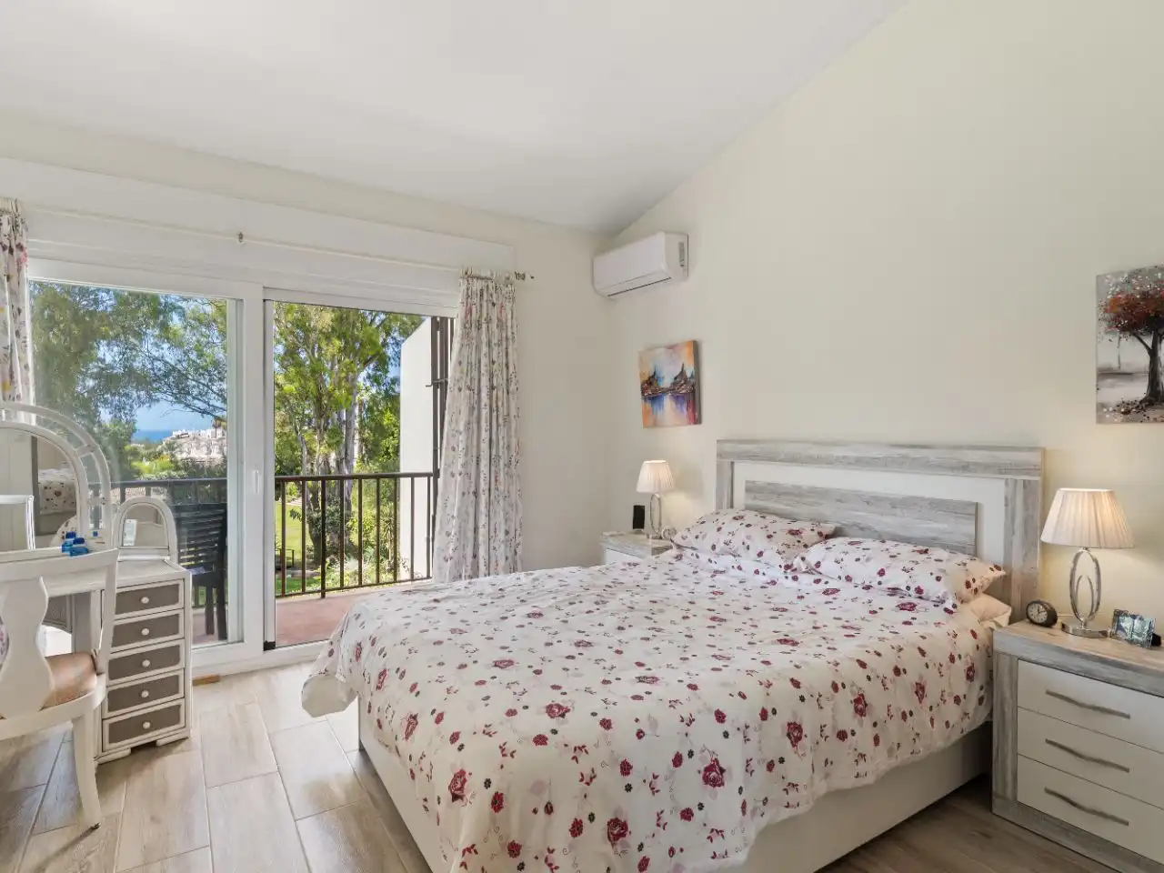 Piso en venta en Calle Rafael Alberti, 6, Nueva Atalaya Habitación de Piso en venta en Estepona con Aire acondicionado, Terraza y Piscina