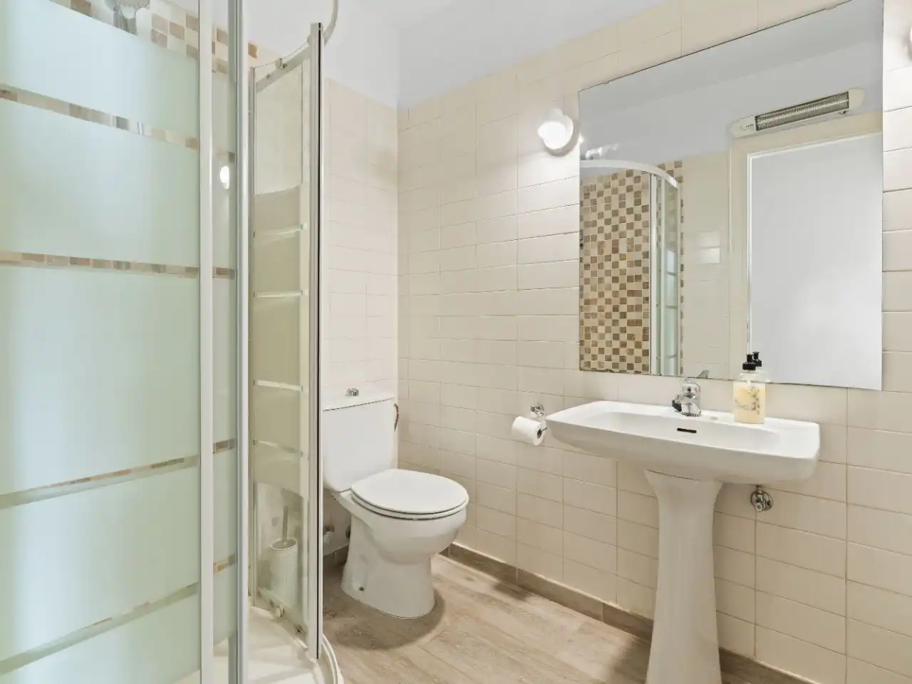 Piso en venta en Calle Rafael Alberti, 6, Nueva Atalaya Baño de Piso en venta en Estepona con Aire acondicionado, Terraza y Piscina