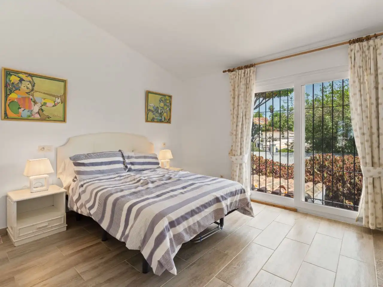 Piso en venta en Calle Rafael Alberti, 6, Nueva Atalaya Habitación de Piso en venta en Estepona con Aire acondicionado, Terraza y Piscina