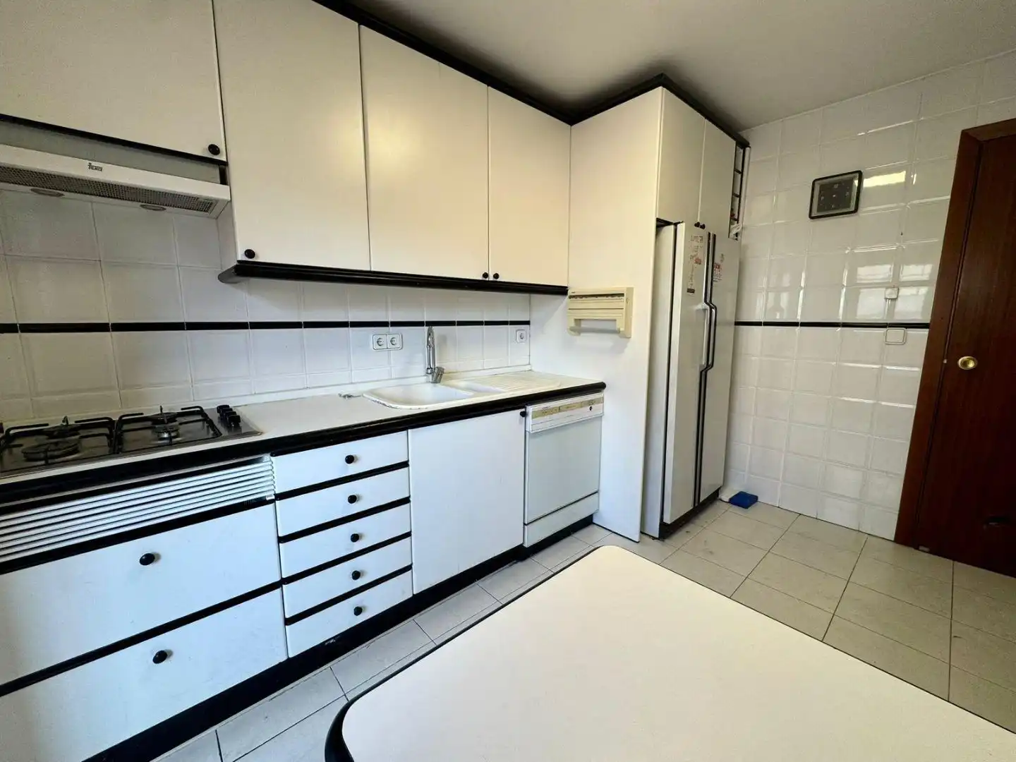 Flat for sale in Calle de las Almortas, 17, Valdeacederas Kitchen of Flat for sale in Madrid Capital with Air Conditioner and Swimming Pool