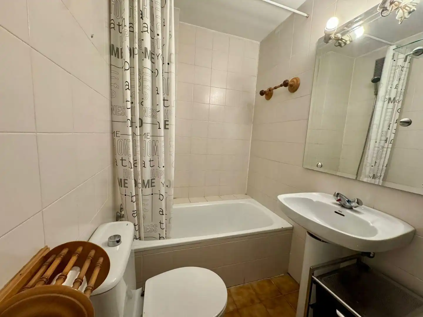 Flat for sale in Calle de las Almortas, 17, Valdeacederas Bathroom of Flat for sale in Madrid Capital with Air Conditioner and Swimming Pool